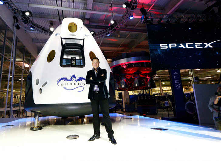 SpaceX Will Deliver Passengers to the Moon in 2018